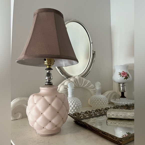 Vintage MCM Pink Custard Glass Pineapple Vanity lamp - Picture 2 of 12
